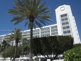 17700 N Bay Rd in Sunny Isles Beach, FL - Building Photo