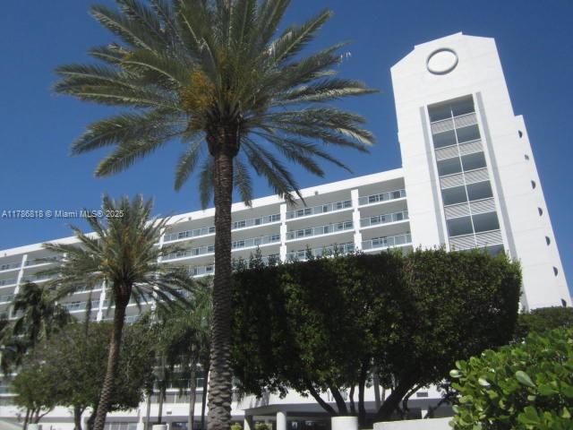 17700 N Bay Rd in Sunny Isles Beach, FL - Building Photo