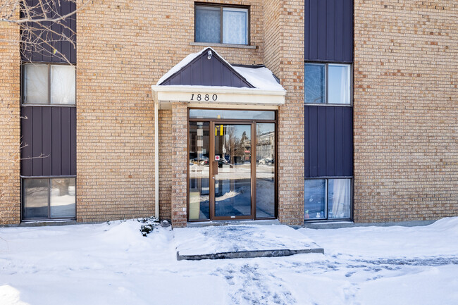 1880 Le Corbusier Boul in Laval, QC - Building Photo - Building Photo