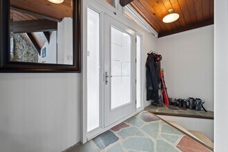 8 Pl. d'Artois in Estérel, QC - Building Photo - Building Photo