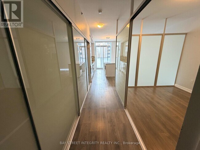 426 University Ave in Toronto, ON - Building Photo - Building Photo