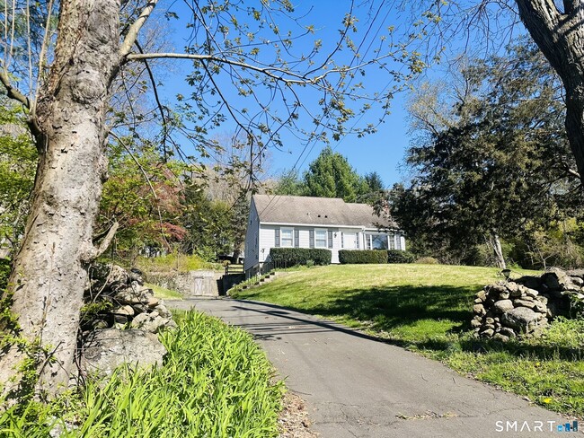 37 Weed St in New Canaan, CT - Building Photo - Building Photo