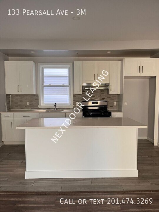 133 Pearsall Ave in Jersey City, NJ - Building Photo