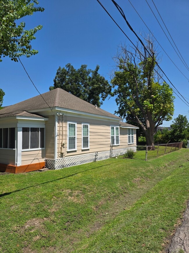 8133 Brandon St in Houston, TX - Building Photo - Building Photo