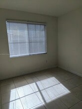 7050 NW 177th St in Hialeah, FL - Foto de edificio - Building Photo