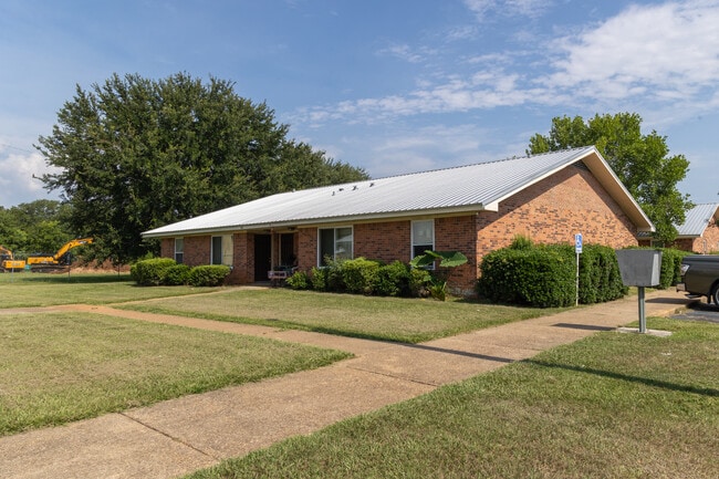 Loxley Arms in Loxley, AL - Foto de edificio - Building Photo
