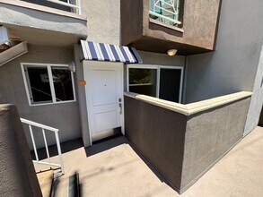 355 N Maple St, Unit Entourage in Burbank, CA - Building Photo - Building Photo