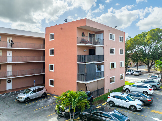 El Pueblo De Vera Condominiums in Hialeah, FL - Building Photo - Building Photo