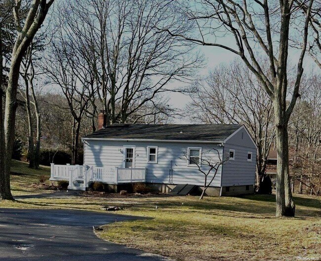 28 The Trail in Hampton Bays, NY - Building Photo - Building Photo