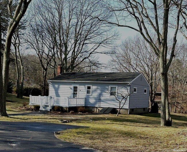 28 The Trail in Hampton Bays, NY - Foto de edificio - Building Photo