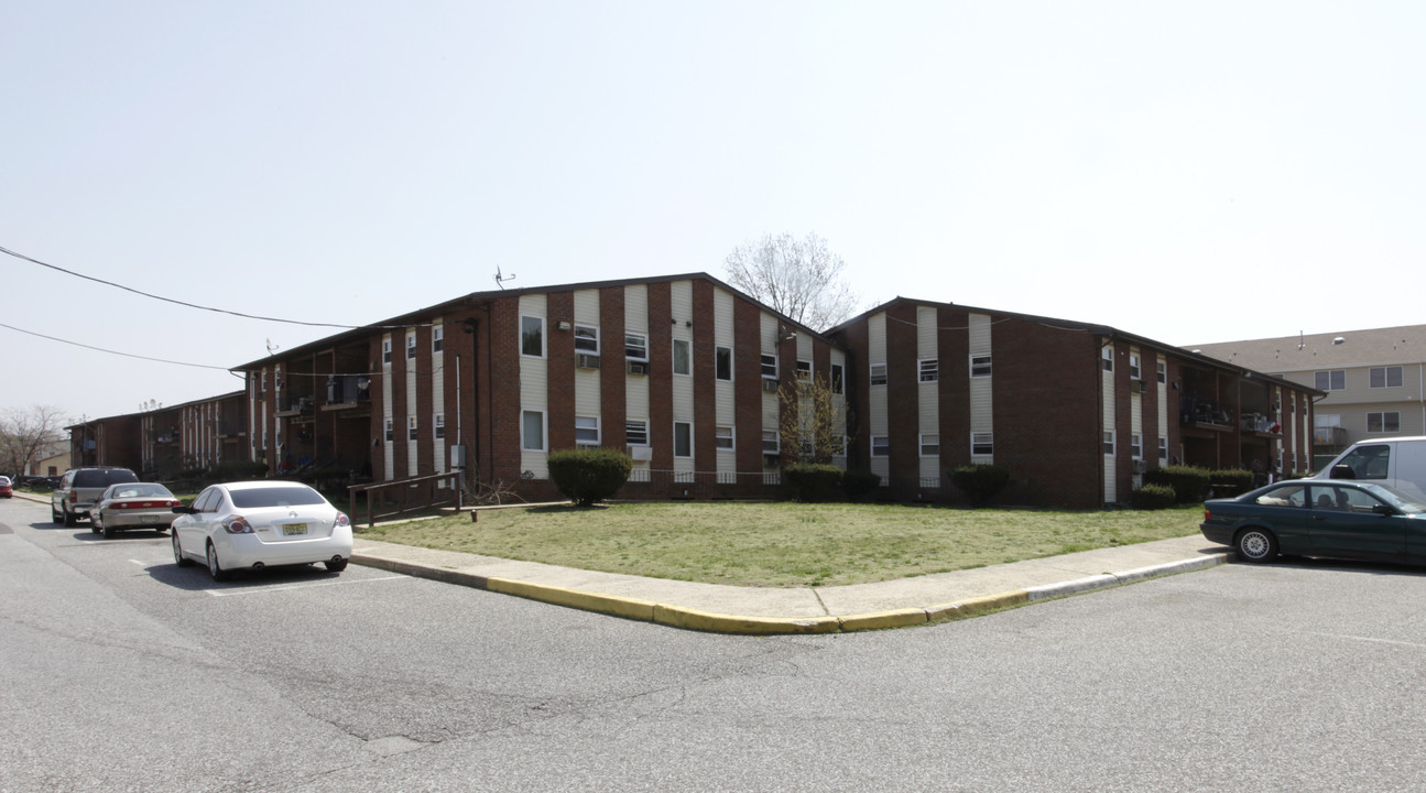 Brettwood Apartments in Lakewood, NJ - Building Photo