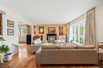 44 Sully Dr in Manhasset, NY - Building Photo - Building Photo