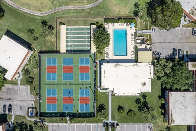 53 Woodland Dr, Unit 105 in Vero Beach, FL - Foto de edificio - Building Photo