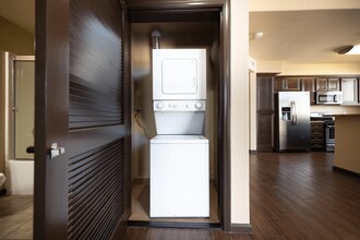 Le Blanc Apartments in Canoga Park, CA - Foto de edificio - Building Photo