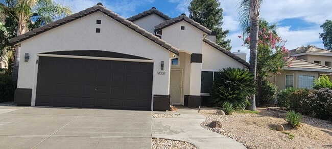 9059 Redwater Dr in Antelope, CA - Foto de edificio - Building Photo