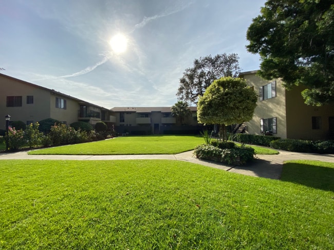 301 N San Dimas Canyon Rd in San Dimas, CA - Building Photo - Building Photo