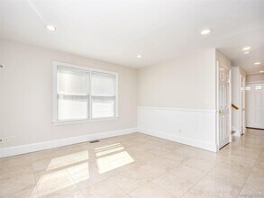 24 Sintsink Dr W in Port Washington, NY - Building Photo - Building Photo