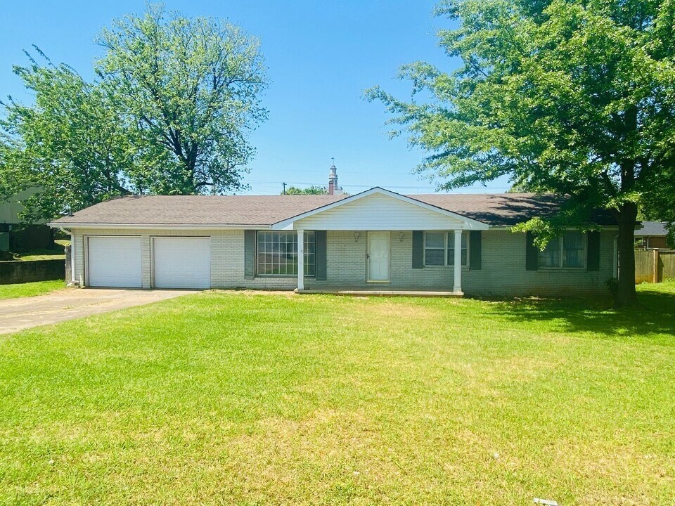 1610 Burroughs Ave in Muscle Shoals, AL - Building Photo
