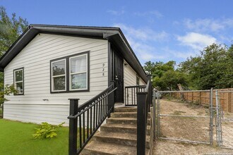 928 Hedges St in San Antonio, TX - Building Photo - Building Photo