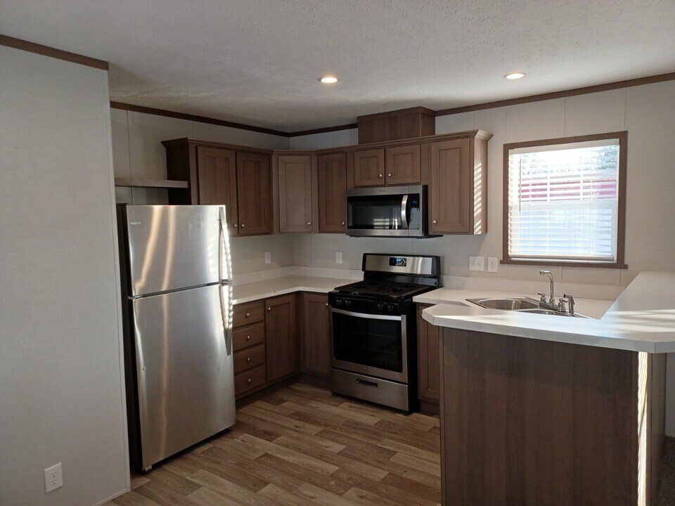 5200 Champagne Dr in Flint, MI - Building Photo