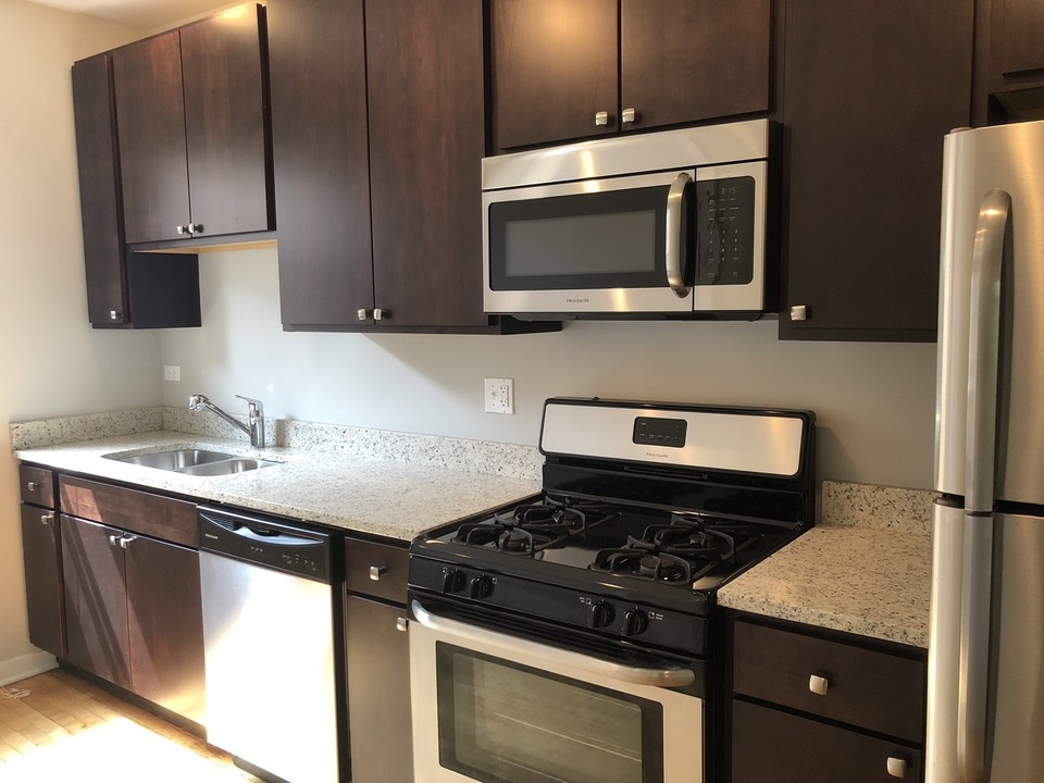 6704 N Artesian Ave, Unit 1N in Chicago, IL - Building Photo
