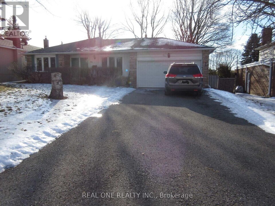 93 Southdale Dr in Markham, ON - Building Photo