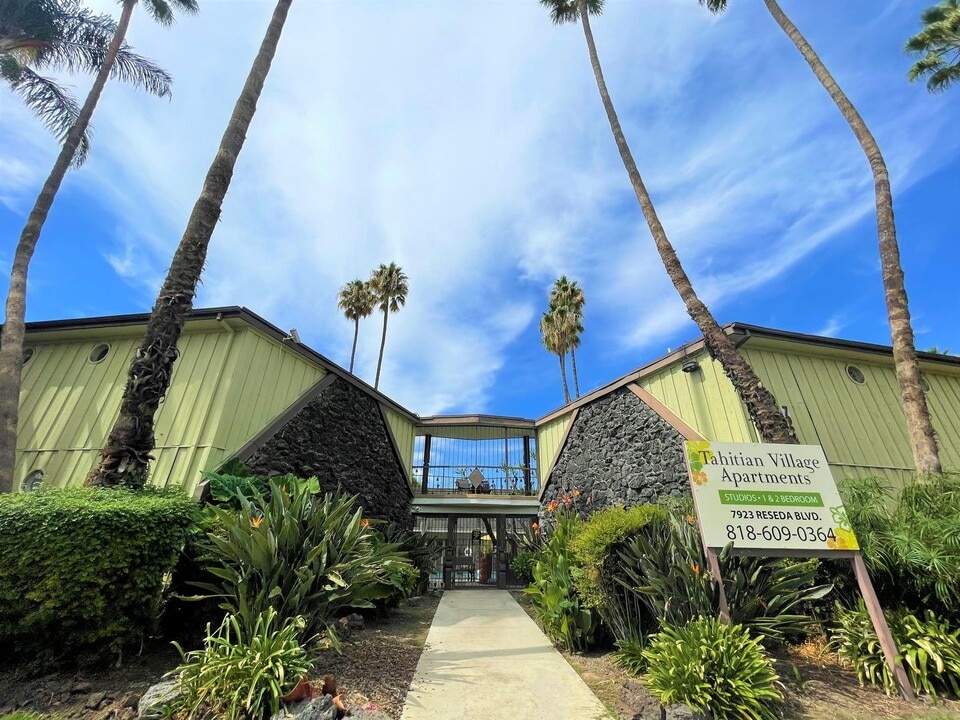 Tahitian Village Apartments in Reseda, CA - Building Photo