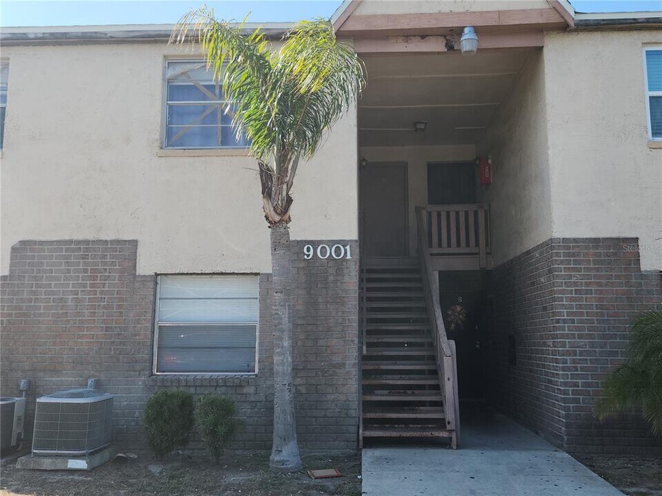 9001 Westchester Cir in Tampa, FL - Building Photo