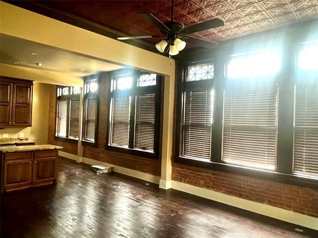 property at 116 W 5th Ave