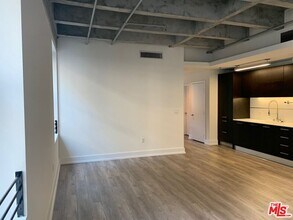 727 W 7th St in Los Angeles, CA - Building Photo - Building Photo