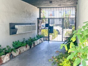 Fulton Gardens Apartments in Van Nuys, CA - Foto de edificio - Building Photo