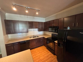 1811 Medical Pkwy in San Marcos, TX - Foto de edificio - Building Photo