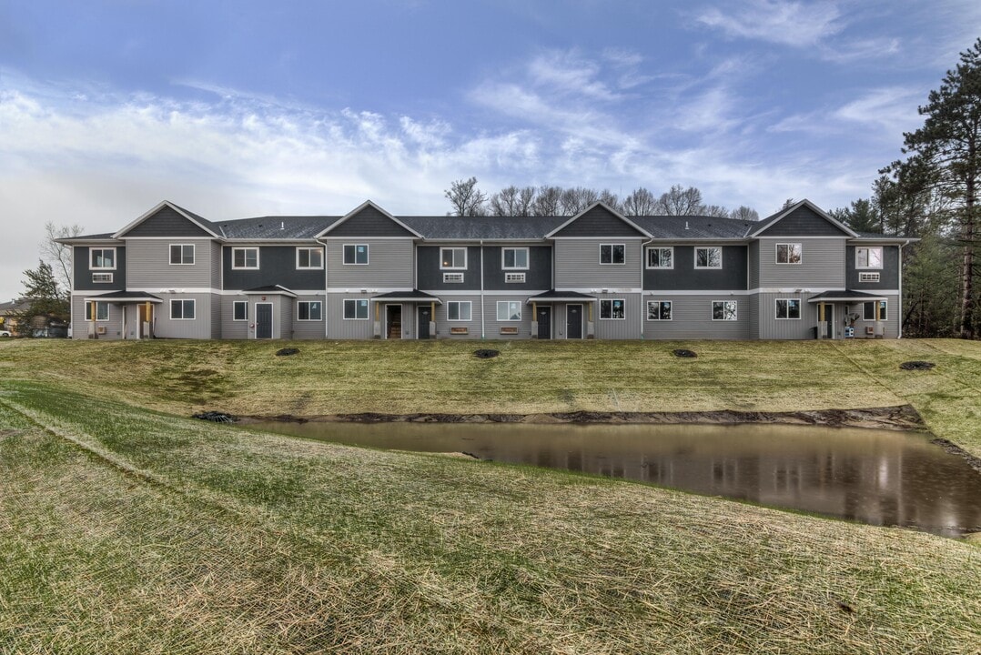 1000 N Hillcrest Pky, Unit 105 in Altoona, WI - Foto de edificio