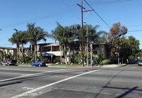 7749 Reseda Boulevard in Reseda, CA - Foto de edificio - Building Photo