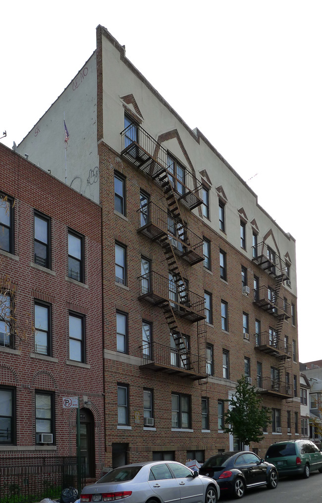 40-31-40-35 67th St in Flushing, NY - Foto de edificio - Building Photo