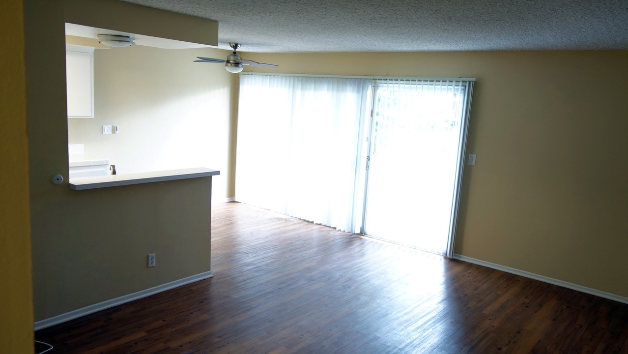 17821 Sherman Way in Los Angeles, CA - Building Photo