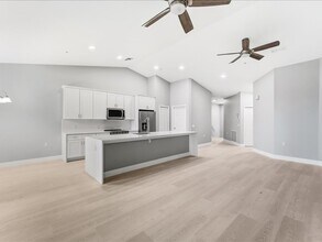 4655 Hawks Nest Way, Unit 202 in Naples, FL - Foto de edificio - Building Photo