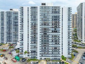 20505 E Country Club Dr in Aventura, FL - Building Photo