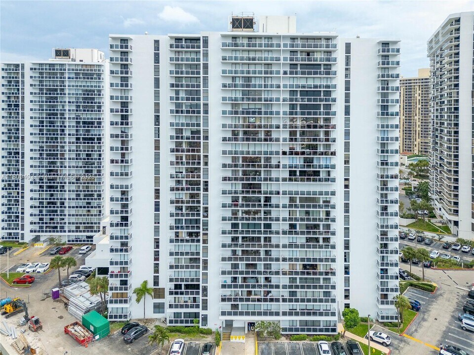 20505 E Country Club Dr in Aventura, FL - Building Photo