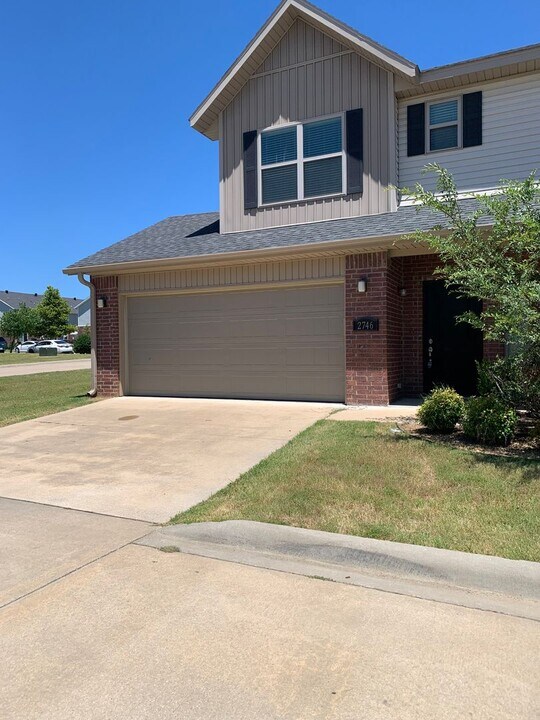 2746 W Kilimanjaro Way in Rogers, AR - Foto de edificio