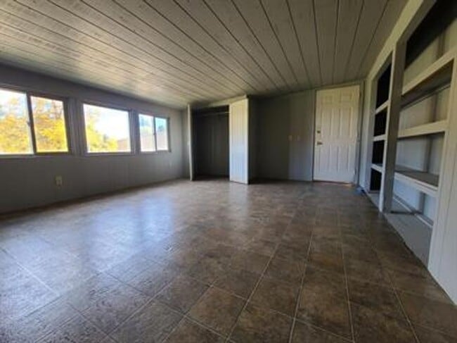 1055 Whitefish Stage Rd in Kalispell, MT - Building Photo - Building Photo