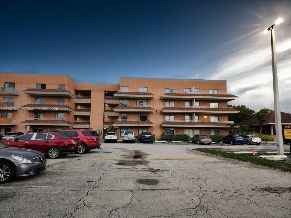 17530 NW 68th Ave in Hialeah, FL - Building Photo