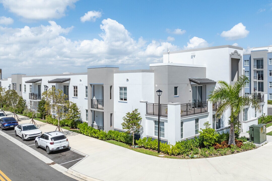 Pinnacle at Tropical Pointe in Homestead, FL - Building Photo