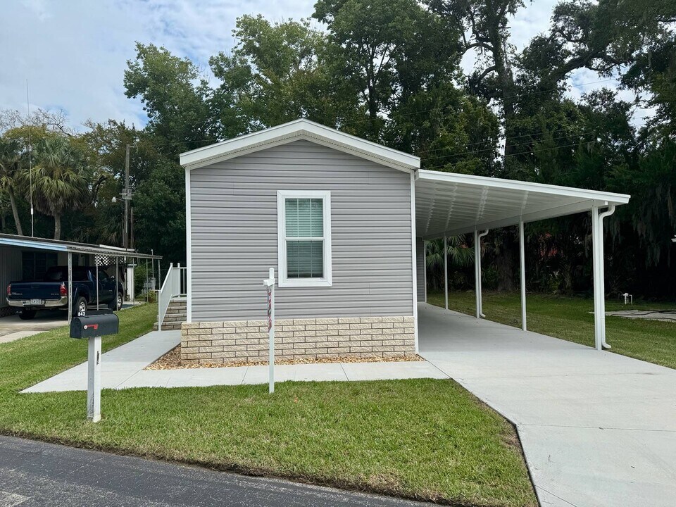 843 E Colonial Cir in Daytona Beach, FL - Building Photo