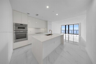 700 NE 24th St, Unit 1803 in Miami, FL - Building Photo - Building Photo