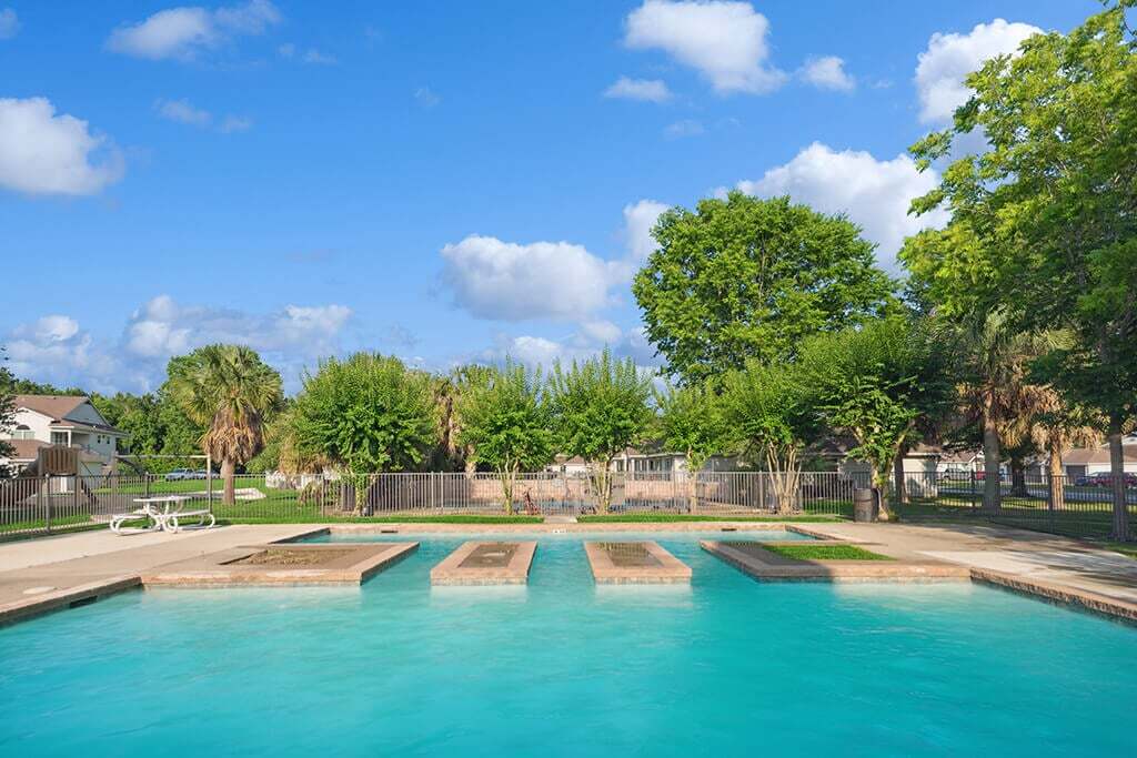 Dayton Park Apartments in Dayton, TX - Foto de edificio