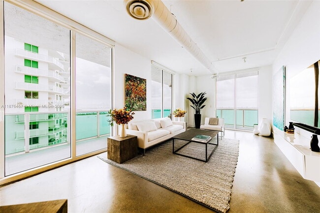 700 NE 25th St in Miami, FL - Building Photo - Building Photo