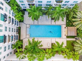 2421 NE 65th St in Fort Lauderdale, FL - Building Photo