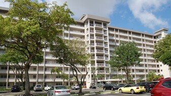 575 Oaks Ln, Unit 303 in Pompano Beach, FL - Building Photo