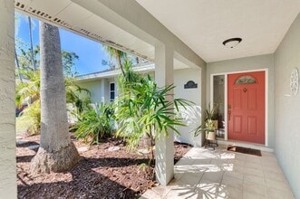 2221 Pine View Cir in Sarasota, FL - Building Photo - Building Photo